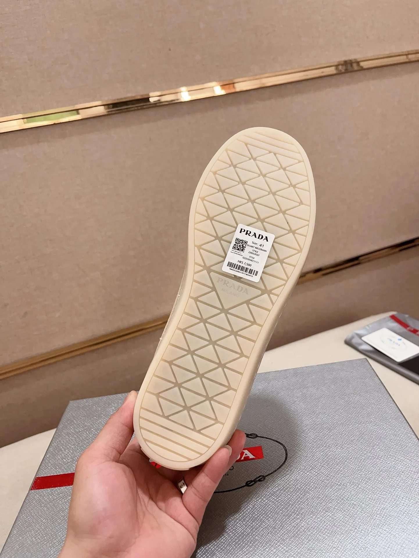 Men's Men's Shoes 💰 500💰 ✔️✔️✔️Higher version High-quality new PRADA (Prada) counters are launched simultaneously. The new men's shoes and 😘fabrics are made of high-tech glue-making technology. Lining: Full cowhide lining. 👍🏿 High-end ☄️ air-cushion molded anti-slip rubber outsole, exquisite lines, simple and elegant, comfortable and high-end for leisure travel. Code number: 38 to 44 (45 can be customized and cannot be returned or exchanged)